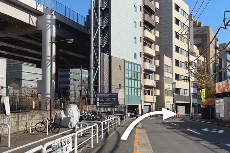 線路沿いに直進