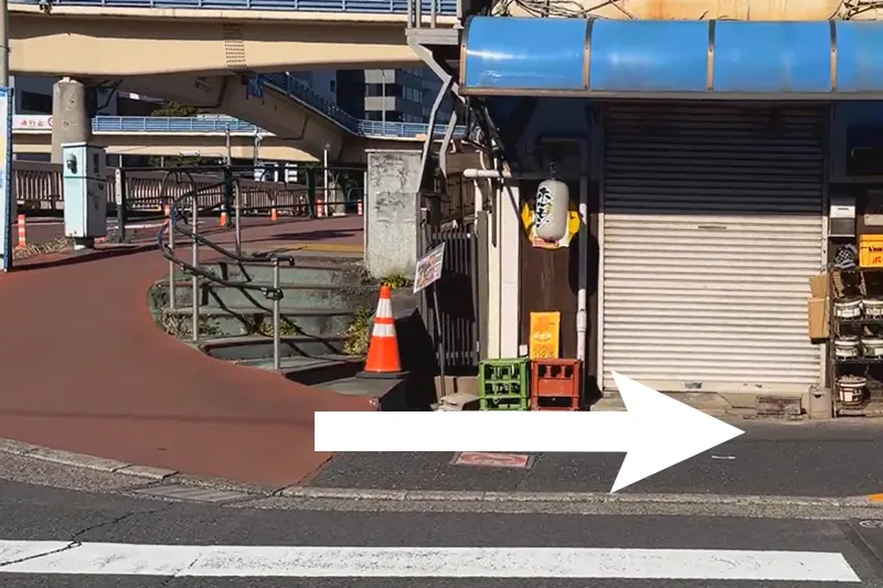 横断歩道を渡ったら右へ