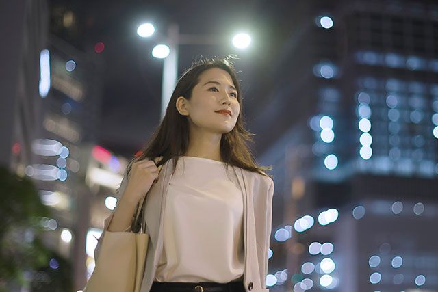 帰宅途中の女性