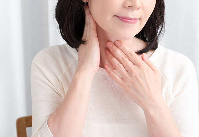 首元に手をあてる女性