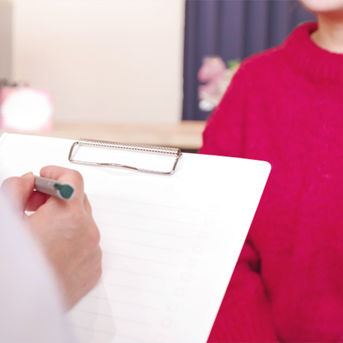 飯田橋の美容クリニックで糸リフトのカウンセリングを受ける女性