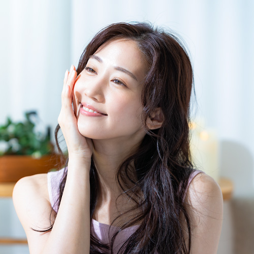 糸リフトで日常生活を快適に過ごす女性のイメージ